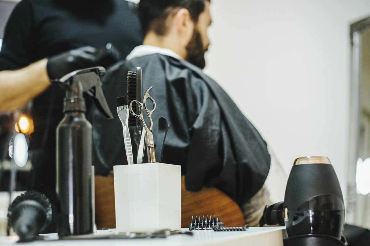 Jakie usługi świadczy fryzjer męski?